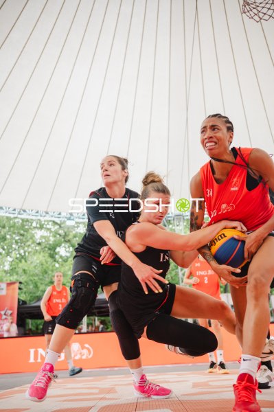 3x3-Basketball: Zweikampf unter dem Korb in Hannover