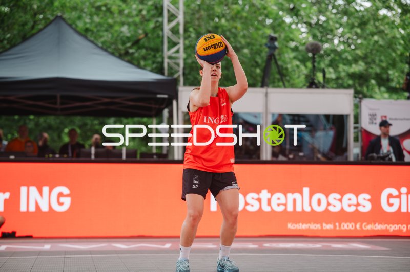 Spielerin (#3; Deutschland) beim Wurfansatz im 3x3-Basketball