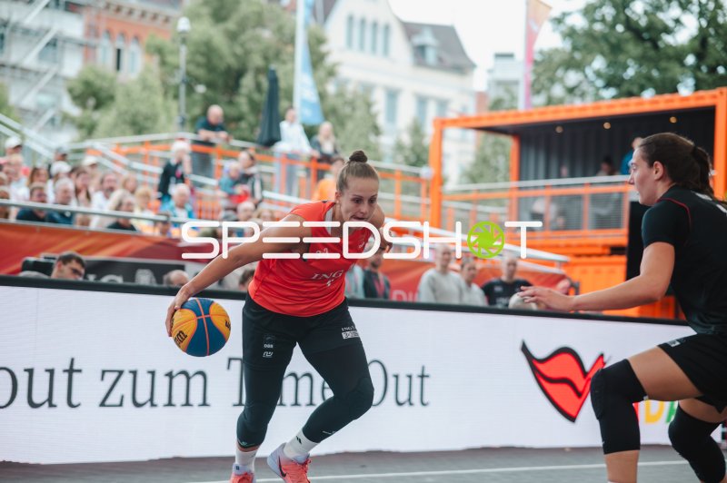 3x3-Basketball-Spielerin im Dribbling beim Outdoor-Event in Hannover