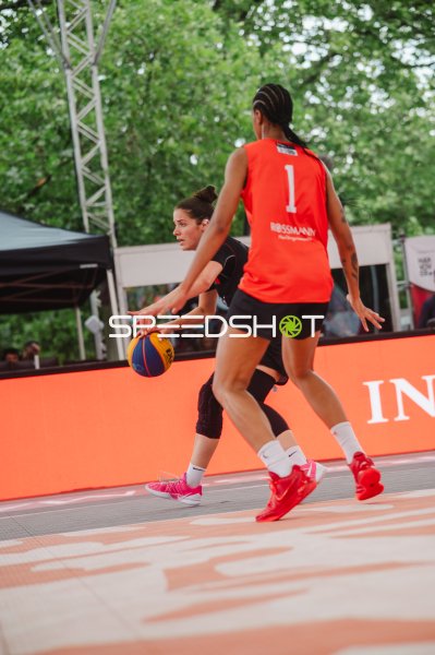 3x3-Basketball-Zweikampf beim Outdoor-Event in Hannover