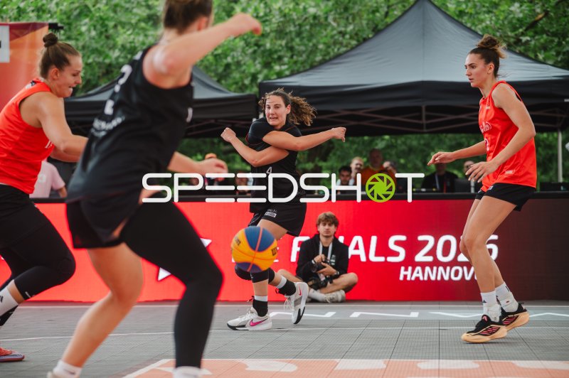 Spielerin (#4) im Zweikampf beim 3x3 Basketball Finals Hannover