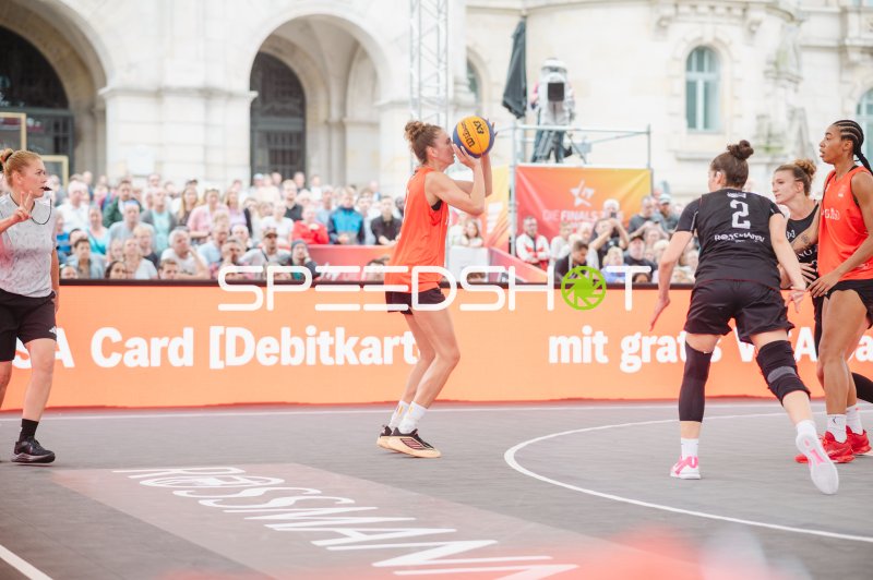 3x3-Basketball-Spielerin im Wurfmoment beim Turnier in Hannover