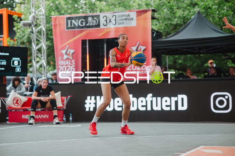 Spielerin im roten Trikot mit Ball bei der ING 3x3 German Championship in Hannover