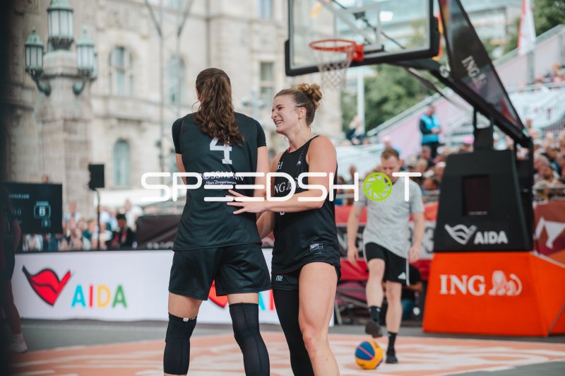 Jubel zweier Spielerinnen beim 3x3-Basketball in Hannover