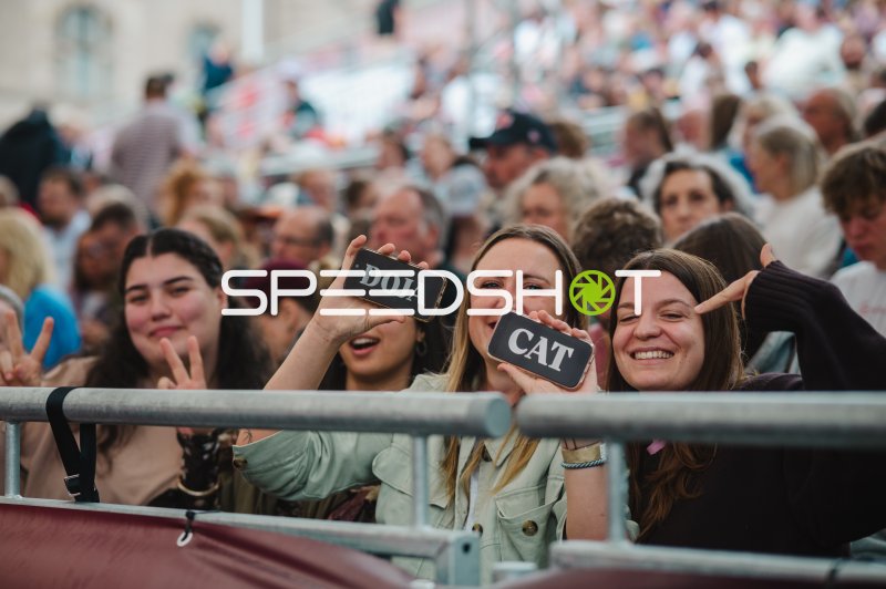Fans mit Doja Cat Handyhülle beim Konzert in Hannover