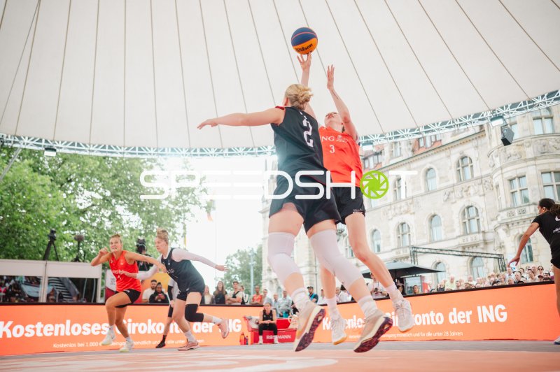 Zweikampf um den Ball beim 3x3-Basketball in Hannover