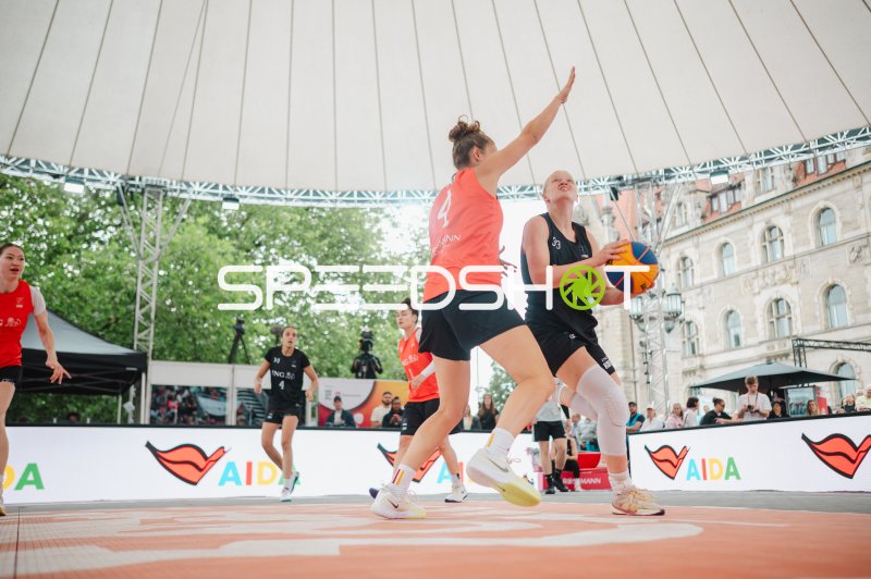 3x3-Basketball: Zweikampf unter dem Korb in Hannover
