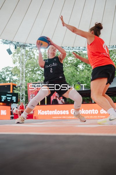 Spielerin (#2) im Wurf-Duell beim 3x3-Basketball in Hannover