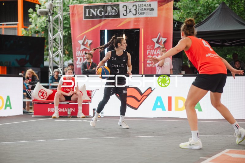 3x3-Basketball-Spielerin (#3) im Angriff bei der ING 3x3 German Championship