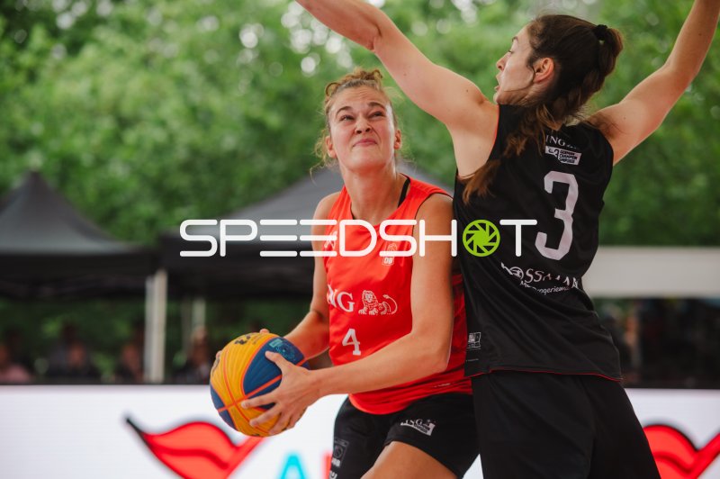 Spielerin (#4) im Zweikampf gegen #3 beim 3x3-Basketball in Hannover