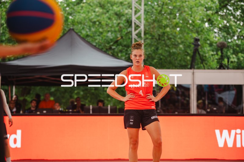 Spielerin (#4; Niederlande) beobachtet den Ball beim 3x3-Basketball