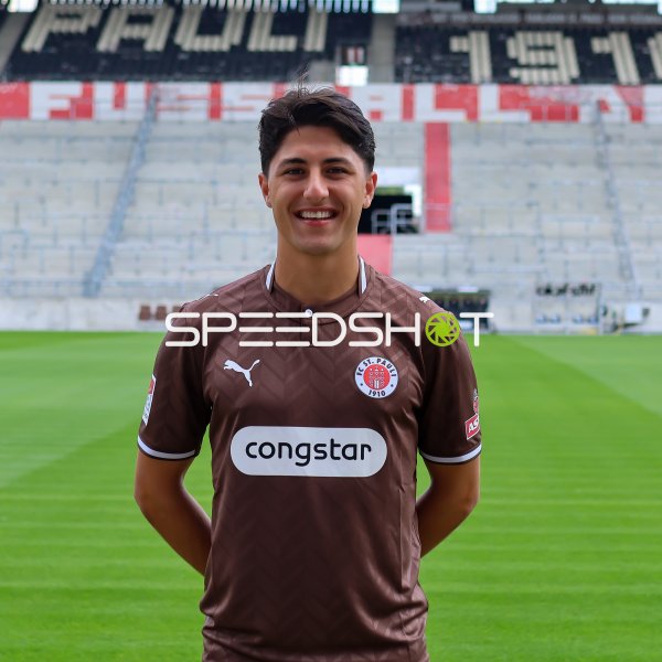 Haron Sabah (#57; FC St. Pauli) posiert im Millerntor-Stadion