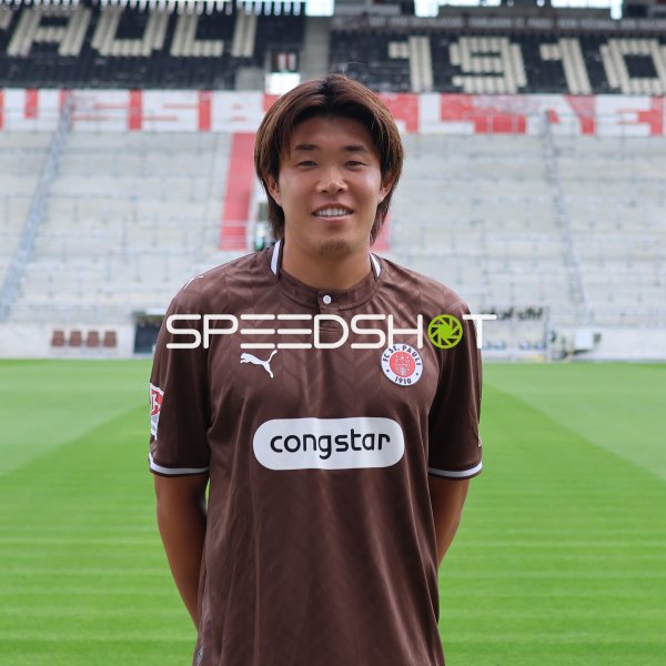 Tomoya Ando (FC St. Pauli) posiert im Millerntor-Stadion