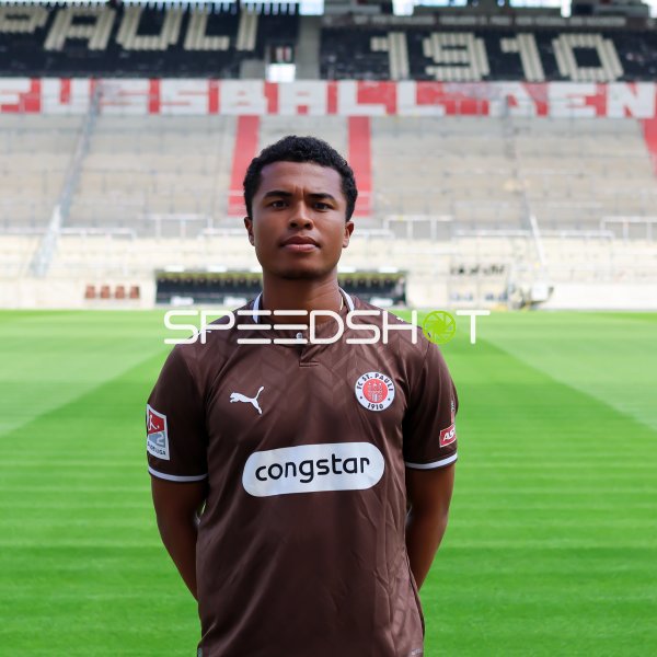 Joel Chima Fujita – Porträt im Millerntor-Stadion Hamburg