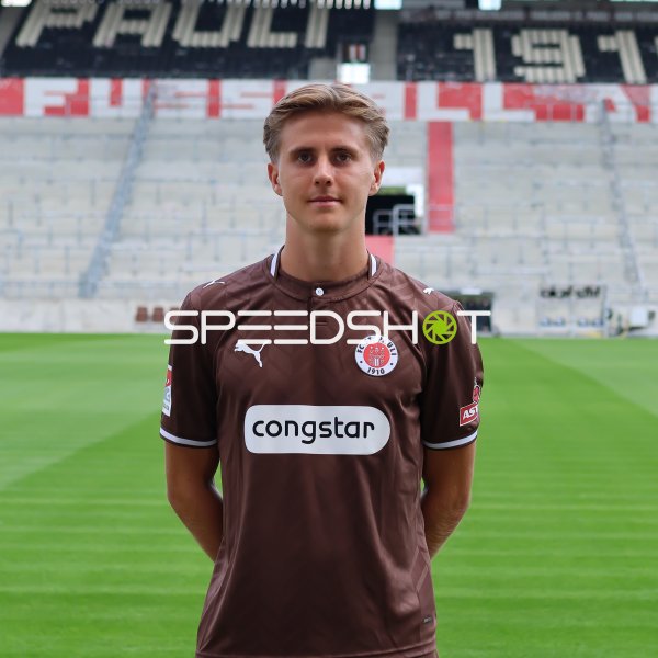 Portrait Erik Ahlstrand (#14; FC St. Pauli)