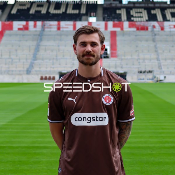 FC St. Pauli Spieler posiert im Millerntor-Stadion