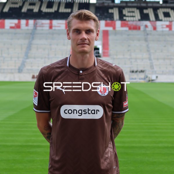 Eric Smith (#8; FC St. Pauli)