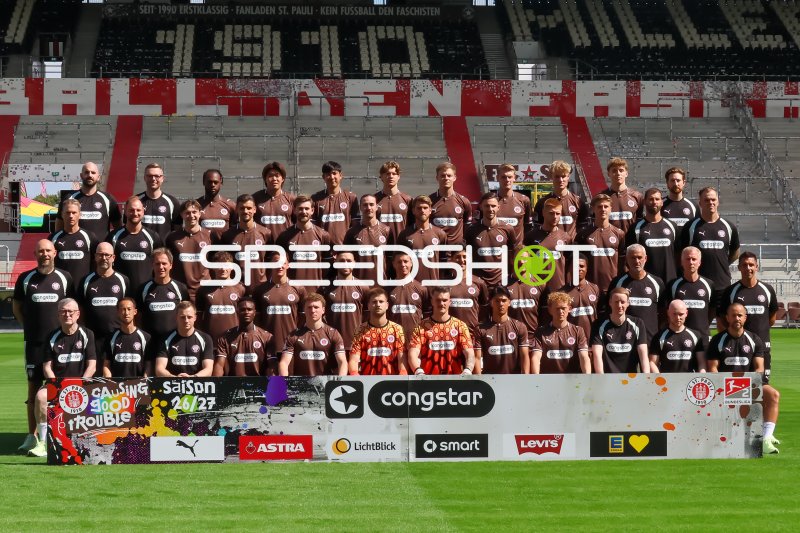 FC St. Pauli Mannschaftsfoto Saison 26/27 im Millerntor-Stadion