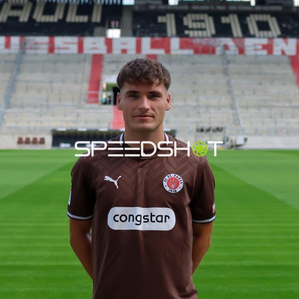 Arkadiusz Pyrka (FC St. Pauli) posiert im Millerntor-Stadion