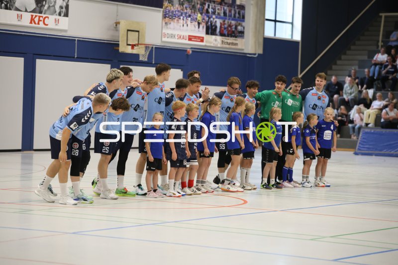 DHK Flensborg mit Einlaufkindern vor dem Spiel in der Wikinghalle