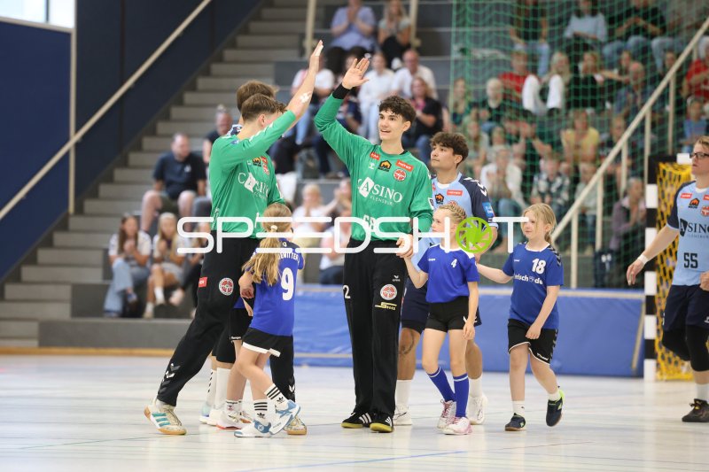 Catalin Haidu (#12; DHK Flensborg) beim Einlaufen in der Wikinghalle
