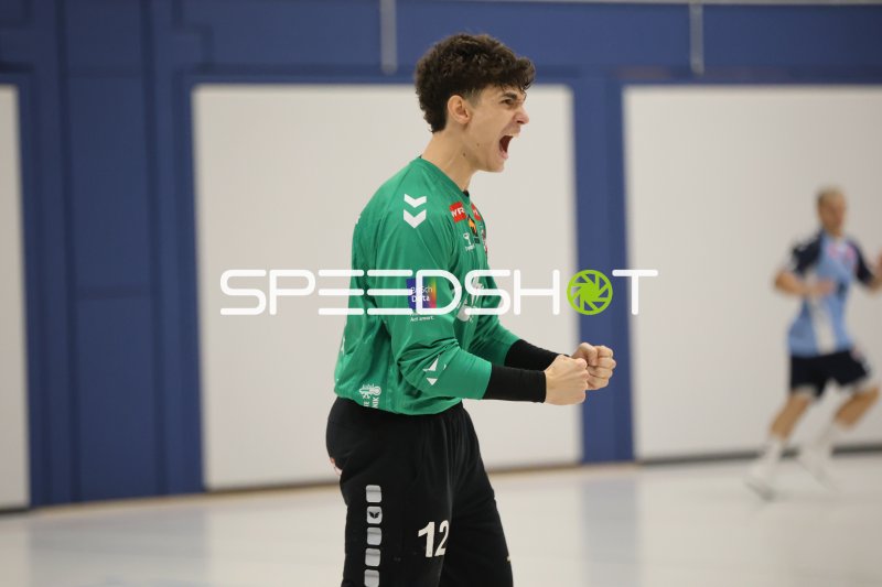 Catalin Haidu (#12; DHK Flensborg) jubelt emotional in der Wikinghalle