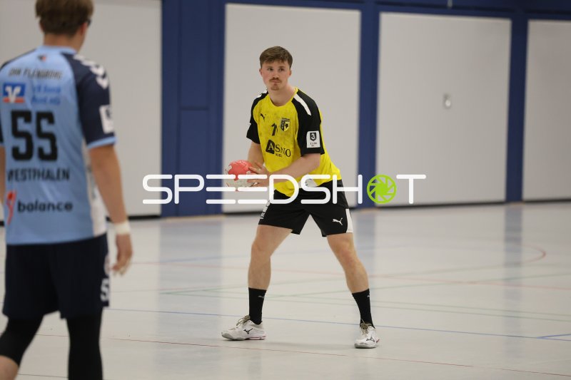 TSV Altenholz Spieler mit Ball im Spielaufbau in der Wikinghalle