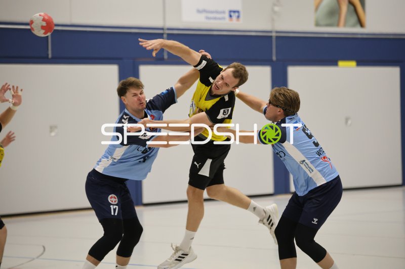 Mats Schlott (#17; DHK Flensborg) im Zweikampf beim Wurf