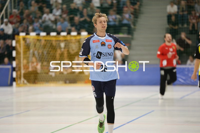 Tom Lorenzen (#36; DHK Flensborg) läuft über das Spielfeld