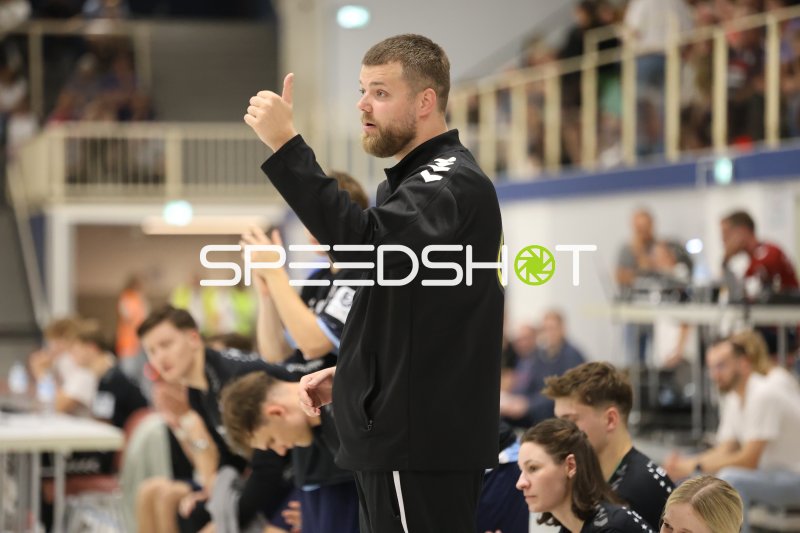 Magnus Frisk Jensen (DHK Flensborg) gibt Anweisungen an der Seitenlinie