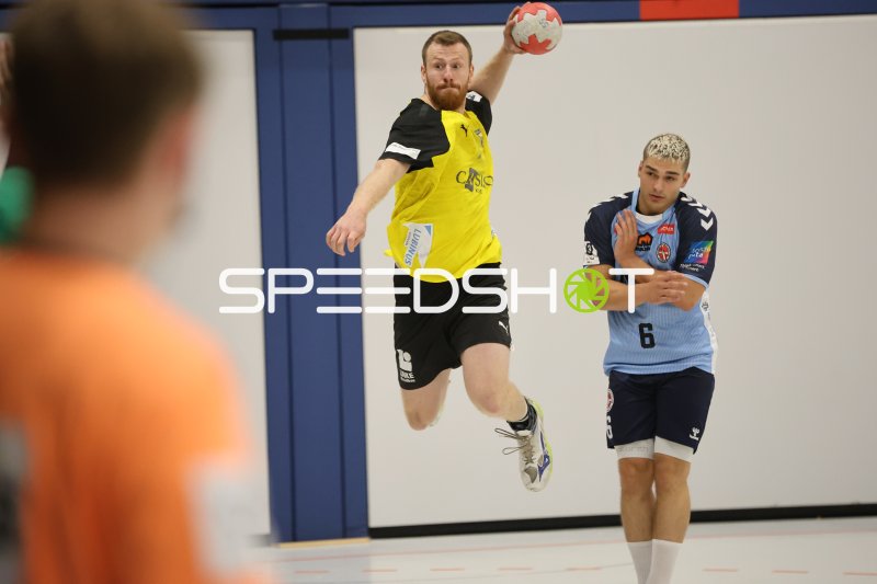 Lars Meereis (TSV Altenholz) beim Sprungwurf gegen Maurice Niestroj (#6; DHK Flensborg)
