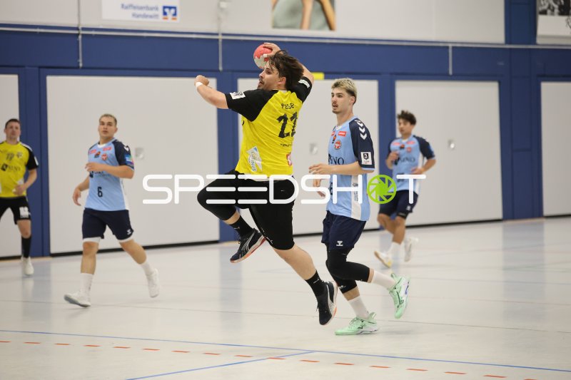 Lukas Hase beim Sprungwurf gegen DHK Flensborg