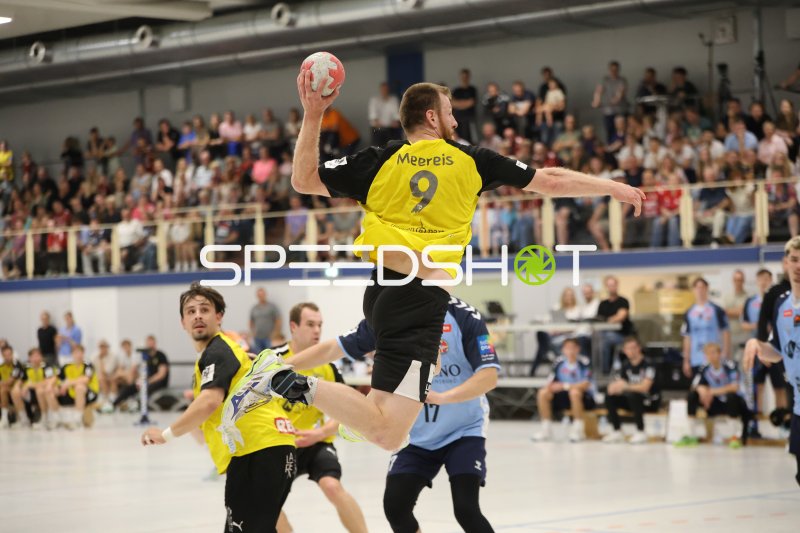 Lars Meereis (#9; TSV Altenholz) beim Sprungwurf gegen DHK Flensborg