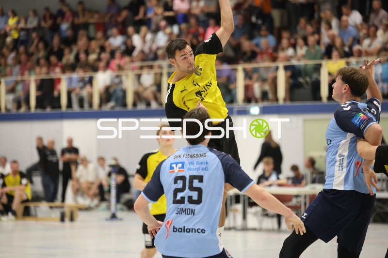 TSV Altenholz Spieler springt zum Wurf gegen DHK Flensborg