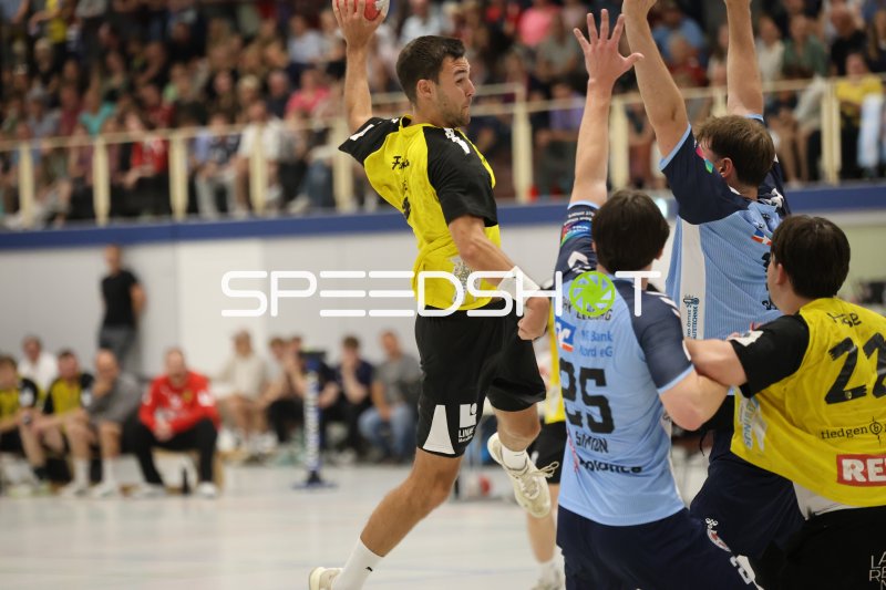 TSV Altenholz Spieler (#1) beim Sprungwurf gegen DHK Flensborg