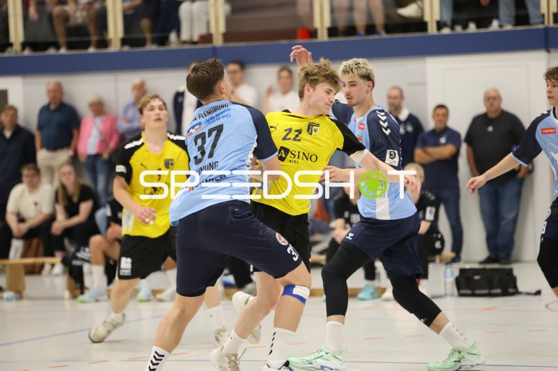 Marc Koscielski (#66; DHK Flensborg) im Zweikampf gegen Matti Wagner (#22; TSV Altenholz)