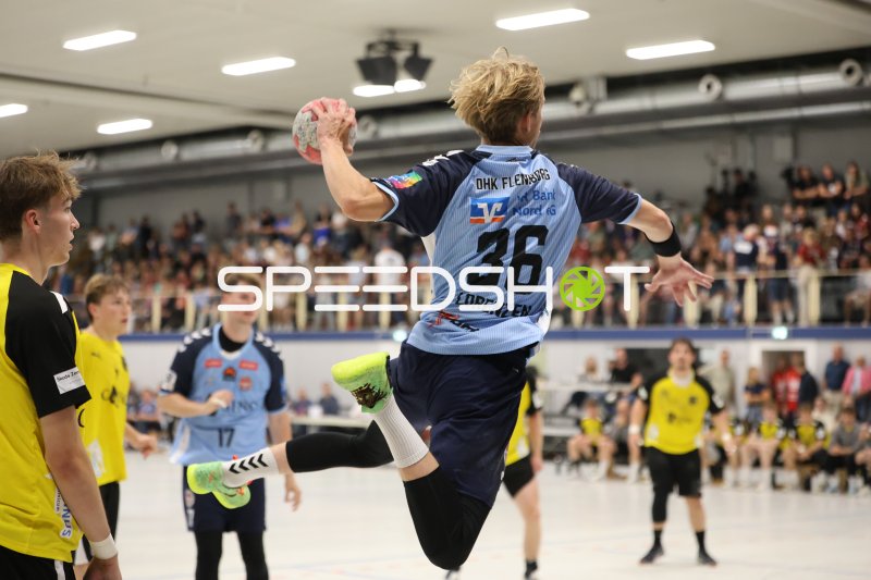 Tom Lorenzen (#36; DHK Flensborg) beim Sprungwurf in der Wikinghalle