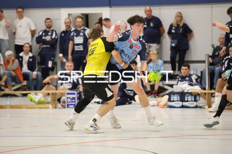 Klaas Simon (#25; DHK Flensborg) im Zweikampf gegen TSV Altenholz