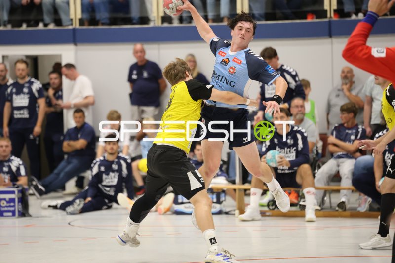 DHK Flensborg Spieler beim Sprungwurf gegen TSV Altenholz