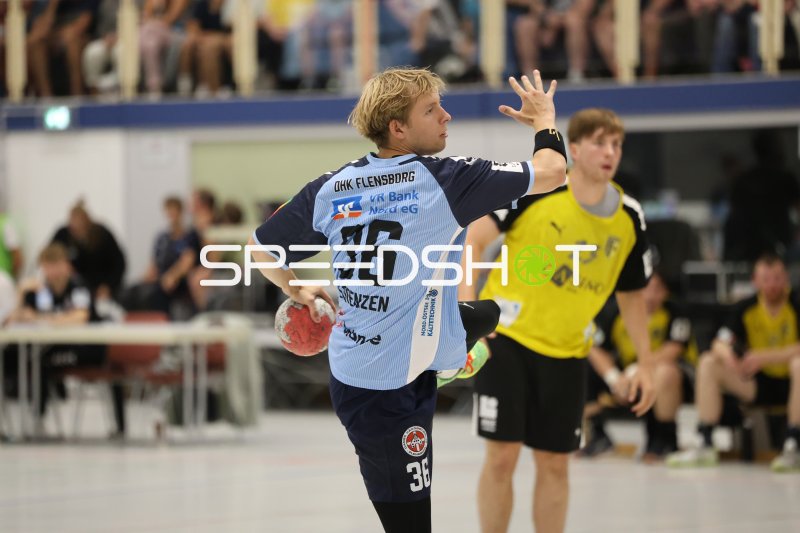 Tom Lorenzen (#36; DHK Flensborg) beim Wurfansatz gegen TSV Altenholz