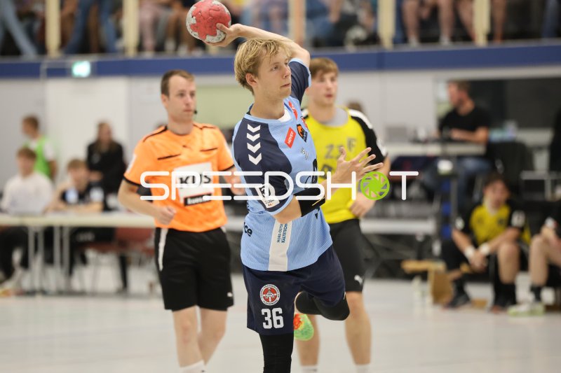 Tom Lorenzen (#36; DHK Flensborg) beim Wurf in der Wikinghalle