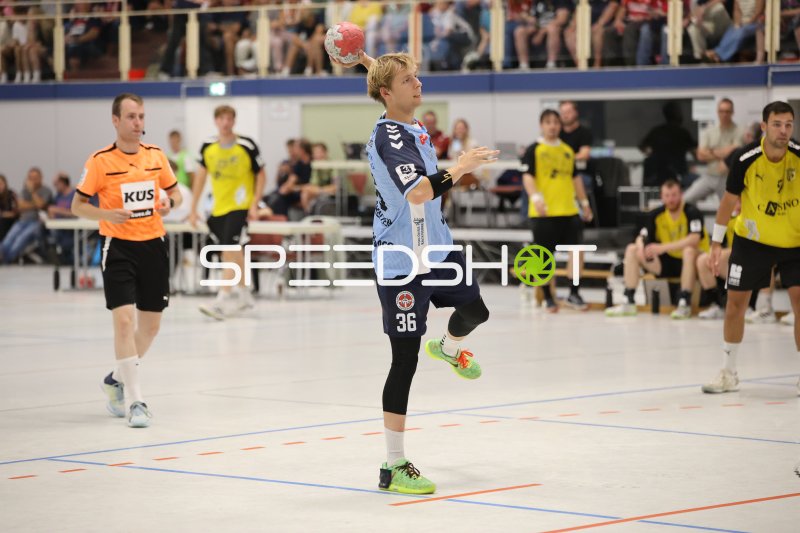 Tom Lorenzen (#36; DHK Flensborg) beim Sprungwurf in der Wikinghalle