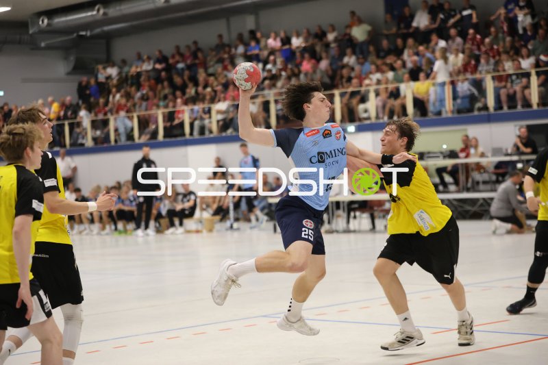 Klaas Simon (#25; DHK Flensborg) beim Sprungwurf gegen TSV Altenholz