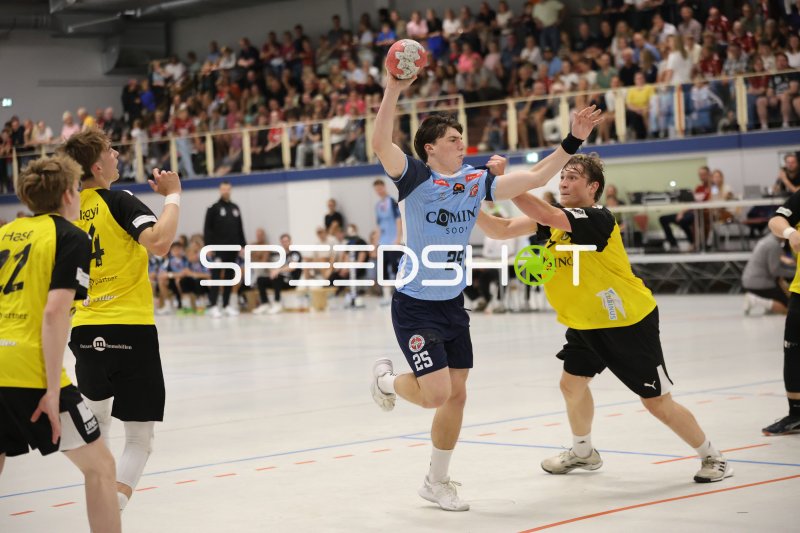 Klaas Simon (#25; DHK Flensborg) beim Sprungwurf gegen TSV Altenholz