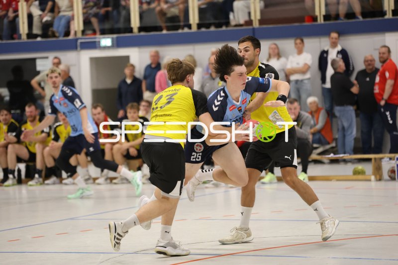 Klaas Simon (#25; DHK Flensborg) im Zweikampf gegen TSV Altenholz