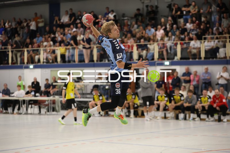 Tom Lorenzen (#36; DHK Flensborg) beim Sprungwurf in der Wikinghalle
