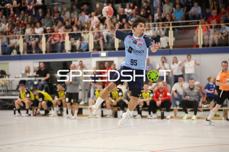 Jonas Rithaphorn (#95; DHK Flensborg) beim Sprungwurf in der Wikinghalle