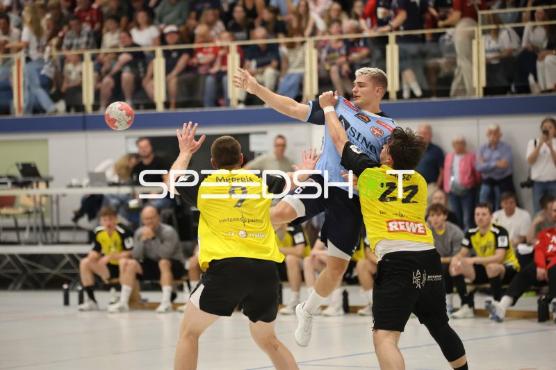 Maurice Niestroj (#6; DHK Flensborg) kämpft sich durch die Altenholz-Abwehr