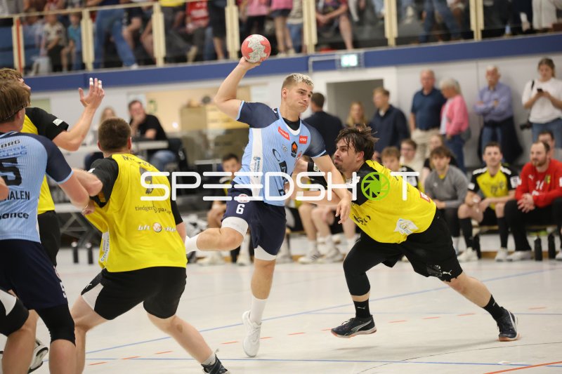 Maurice Niestroj (#6; DHK Flensborg) beim Sprungwurf gegen TSV Altenholz