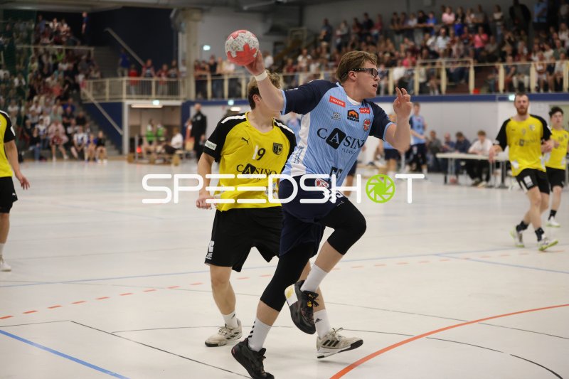 Adrian Westphalen (#55; DHK Flensborg) beim Wurf gegen TSV Altenholz